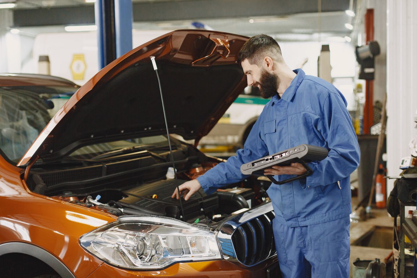 Mechanik diagnozujący samochód